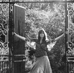 Carly Simon Instagram - Summer’s Coming Around Again 🌞

Photographed at The Gates of Queen Mary’s Garden in London’s Regents Park by my brother Peter Simon in 1971.