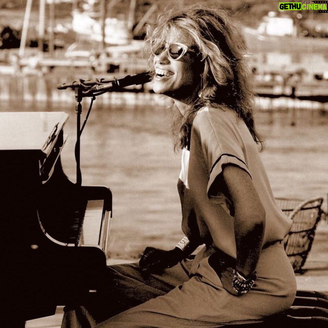 Carly Simon - 6.7K Likes - Hark!!!!!! Flew your Learjet ....to see the total eclipse of the 🌞
Photo by Peter Simon