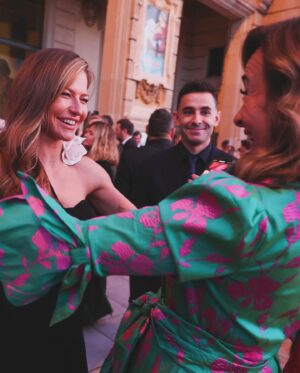 Carme Barceló Instagram - Siete días, siete noches.
1. EL VESTIDO. Gràcies, @rosaclara
2. EL DOCTOR. Admiració total, @bonaventura_clotet @peopleinredgala @fundaciolluita 
3. EL PORTERO. Valor seguro @mterstegen1 @fcbarcelona 
4. Un reencuentro, @annalewandowska 
5. Una noche preciosa de solidaridad con la/mi @fundacionquerer con mi compañero @alex.silvestresz @elchiringuitotv 
6. Desde casa y de madrugada conexión @elchiringuitotv 
7. Con mis amigas del colegio volvimos al ídem para disfrutar del espectáculo Génesis #dominiques @mariselongan @mateluco @rosaalro 
I 8. Sol i pau amb el meu gosset #Team #bulldogfrances #frenchbulldog