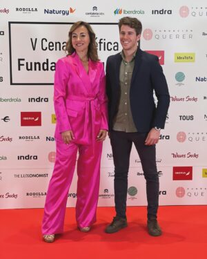 Carme Barceló Instagram - Siete días, siete noches.
1. EL VESTIDO. Gràcies, @rosaclara
2. EL DOCTOR. Admiració total, @bonaventura_clotet @peopleinredgala @fundaciolluita 
3. EL PORTERO. Valor seguro @mterstegen1 @fcbarcelona 
4. Un reencuentro, @annalewandowska 
5. Una noche preciosa de solidaridad con la/mi @fundacionquerer con mi compañero @alex.silvestresz @elchiringuitotv 
6. Desde casa y de madrugada conexión @elchiringuitotv 
7. Con mis amigas del colegio volvimos al ídem para disfrutar del espectáculo Génesis #dominiques @mariselongan @mateluco @rosaalro 
I 8. Sol i pau amb el meu gosset #Team #bulldogfrances #frenchbulldog