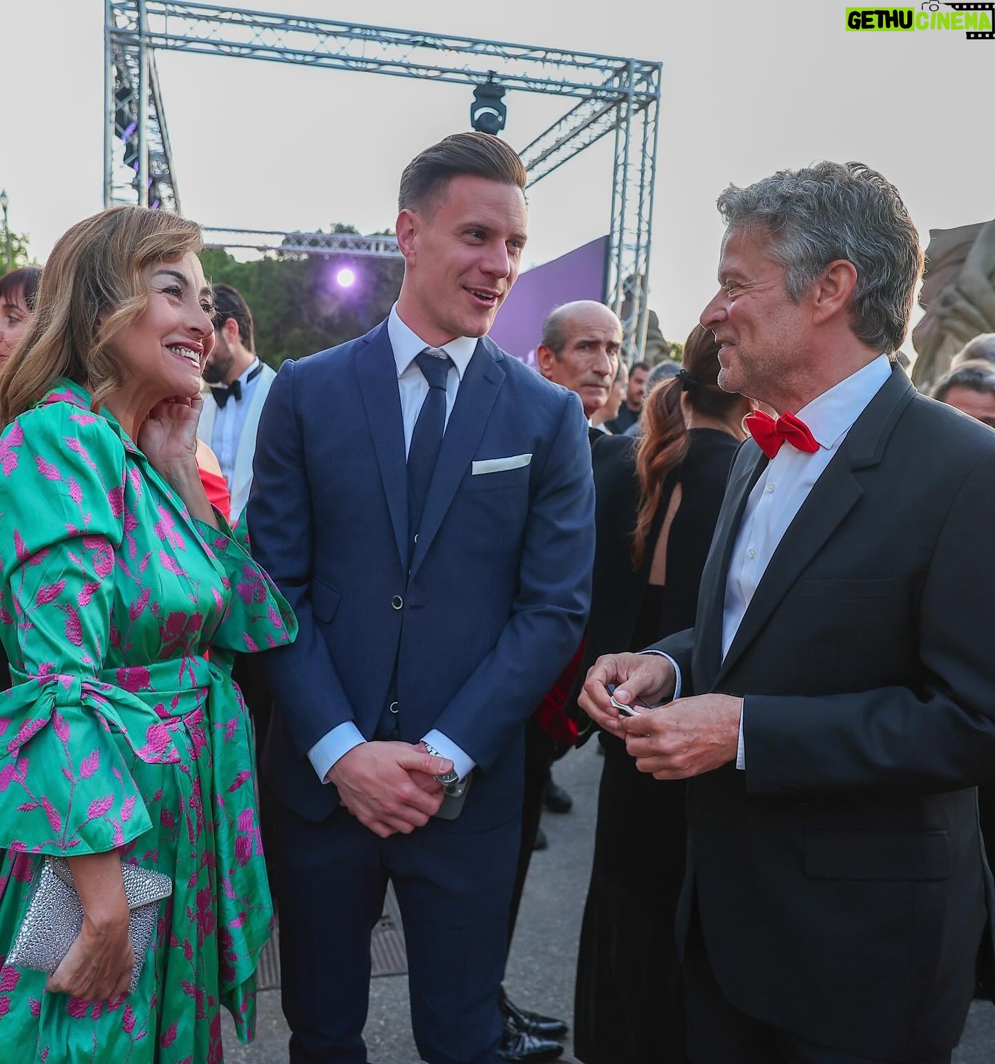 Carme Barceló - 1.3K Likes - 800 persones i més de 800.000 euros recaptats per a la investigació.
Un any més al costat de persones extraordinàries que vetllen per la salut de tots.
Sempre al vostre costat, @fundaciolluita @bonaventura_clotet @peopleinredgala @lauraduranbcn ❤️
1. Gràcies @rosa_clara per aquest look tan bonic i @backstagebcn per cuidar i mimar el meu estilisme.
2. Admiració total @bonaventura_clotet
3. Comentant la jugada amb @mterstegen1 i @joanvehils
4. Al photocall amb la @iuleneservent @bonaventura_clotet i @joanvehils @diariosport
5. La brutal actuació de @lafuradelsbaus
6. Admirant-la
7. Amb la meva @susirejano i la Caty. Família @mesoestetic
8. Persones boniques: @marc_clotet i @natasanchezmol
9. Més persones boniques @dani_clara
Fotos de @sportvalen
#peopleinred #peopleinredgala2024 #investigació #solidaritat #malaltiesinfeccioses #sida #elamigoquesefue