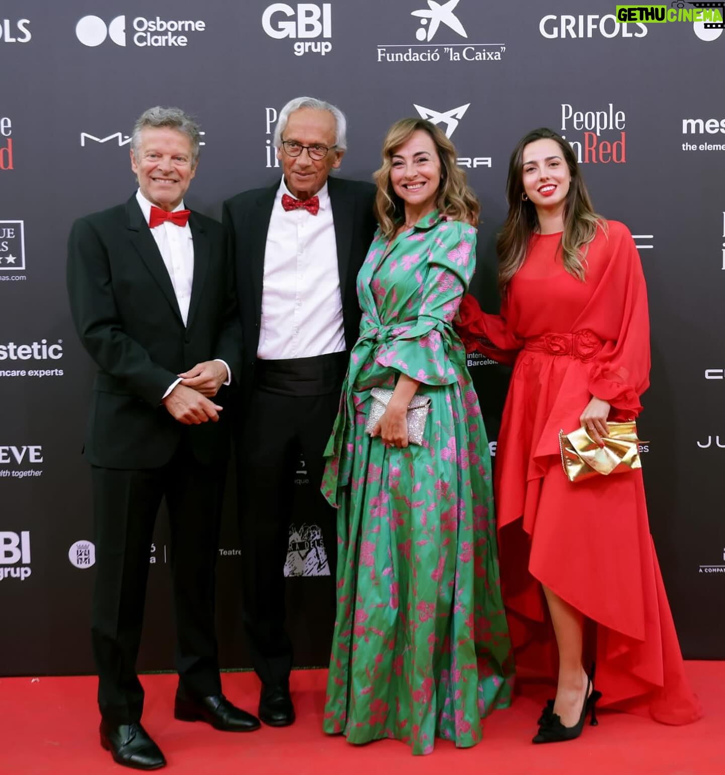 Carme Barceló - 1.3K Likes - 800 persones i més de 800.000 euros recaptats per a la investigació.
Un any més al costat de persones extraordinàries que vetllen per la salut de tots.
Sempre al vostre costat, @fundaciolluita @bonaventura_clotet @peopleinredgala @lauraduranbcn ❤️
1. Gràcies @rosa_clara per aquest look tan bonic i @backstagebcn per cuidar i mimar el meu estilisme.
2. Admiració total @bonaventura_clotet
3. Comentant la jugada amb @mterstegen1 i @joanvehils
4. Al photocall amb la @iuleneservent @bonaventura_clotet i @joanvehils @diariosport
5. La brutal actuació de @lafuradelsbaus
6. Admirant-la
7. Amb la meva @susirejano i la Caty. Família @mesoestetic
8. Persones boniques: @marc_clotet i @natasanchezmol
9. Més persones boniques @dani_clara
Fotos de @sportvalen
#peopleinred #peopleinredgala2024 #investigació #solidaritat #malaltiesinfeccioses #sida #elamigoquesefue