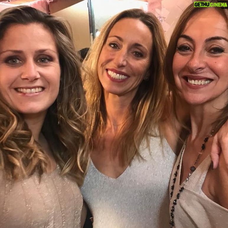 Carme Barceló - 729 Likes - De lo mejor que he conocido gracias a esta profesión. Dentro y fuera del campo. REFERENTE con mayúsculas.
Gracias por mucho, @sanpanos Te mereces todo lo bueno que te pase.
1. La esperaba un Mundial
2. En la 080 con otra referente, @gemmamengual
3. Amigas del alma
4. Entrevistas con distancia, al aire libre y bendecidas por el #JohanCruyff
5. Una de las portadas/reportajes más brutales que he parido
6. Sumando mucho con ellas (y los pelos de punta, como se puede observar)
………………………………………………………..
Otra leyenda que se va del @FCBfemeni y con la que he hecho reportajes preciosos. Junto a @claudiobravo1 protagonizó una de las portadas más memorables de Sport & Style @diariosport . Con su amiga @carlasuareznava y en plena pandemia, otra que fue emotiva y poderosa. “Que mi fuerza te acompañe”, le dijo Carla antes de aquella final de Champions. Y la ganó.
#referente #mujer #dona #woman #futbolista #barça #barçafemení #futfem
📷 @sportvalen @crisgabarro