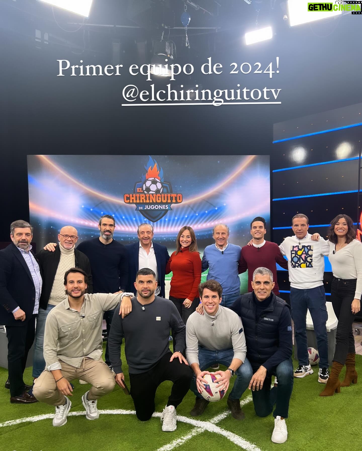Carme Barceló - 825 Likes - Primer programa de 2024.
1. El cortadito de las 23.30h en la sala vip.
2. Al quite.
3. Familia.