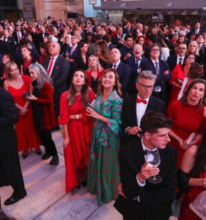 Carme Barceló Instagram - 800 persones i més de 800.000 euros recaptats per a la investigació. 
Un any més al costat de persones extraordinàries que vetllen per la salut de tots.
Sempre al vostre costat, @fundaciolluita @bonaventura_clotet @peopleinredgala @lauraduranbcn ❤️
1. Gràcies @rosa_clara per aquest look tan bonic i @backstagebcn per cuidar i mimar el meu estilisme.
2. Admiració total @bonaventura_clotet 
3. Comentant la jugada amb @mterstegen1 i @joanvehils 
4. Al photocall amb la @iuleneservent @bonaventura_clotet i @joanvehils @diariosport 
5.  La brutal actuació de @lafuradelsbaus 
6. Admirant-la
7. Amb la meva @susirejano i la Caty. Família @mesoestetic 
8. Persones boniques: @marc_clotet i @natasanchezmol 
9. Més persones boniques @dani_clara 
Fotos de @sportvalen 
#peopleinred #peopleinredgala2024 #investigació #solidaritat  #malaltiesinfeccioses #sida #elamigoquesefue