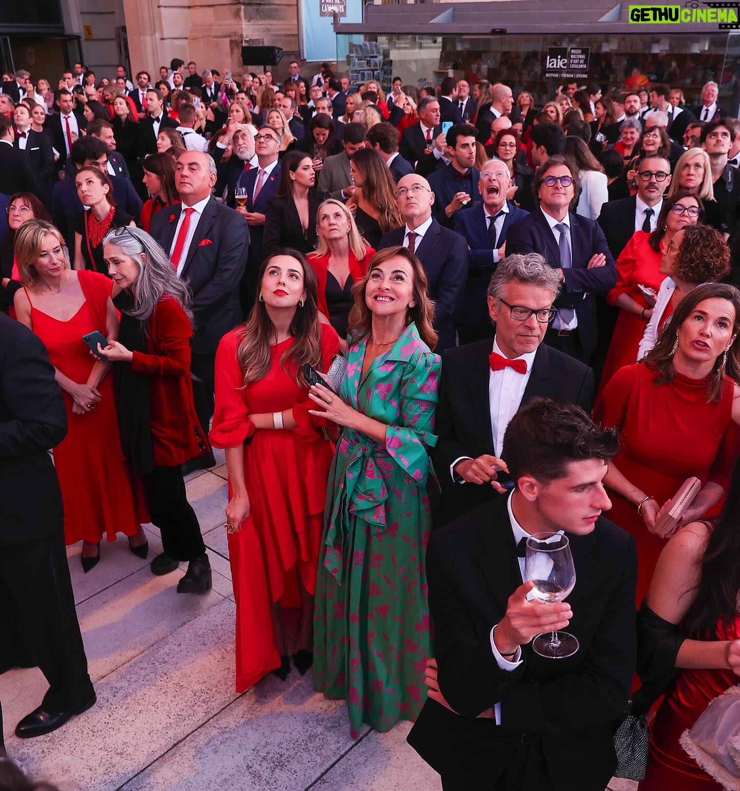 Carme Barceló - 1.3K Likes - 800 persones i més de 800.000 euros recaptats per a la investigació.
Un any més al costat de persones extraordinàries que vetllen per la salut de tots.
Sempre al vostre costat, @fundaciolluita @bonaventura_clotet @peopleinredgala @lauraduranbcn ❤️
1. Gràcies @rosa_clara per aquest look tan bonic i @backstagebcn per cuidar i mimar el meu estilisme.
2. Admiració total @bonaventura_clotet
3. Comentant la jugada amb @mterstegen1 i @joanvehils
4. Al photocall amb la @iuleneservent @bonaventura_clotet i @joanvehils @diariosport
5. La brutal actuació de @lafuradelsbaus
6. Admirant-la
7. Amb la meva @susirejano i la Caty. Família @mesoestetic
8. Persones boniques: @marc_clotet i @natasanchezmol
9. Més persones boniques @dani_clara
Fotos de @sportvalen
#peopleinred #peopleinredgala2024 #investigació #solidaritat #malaltiesinfeccioses #sida #elamigoquesefue
