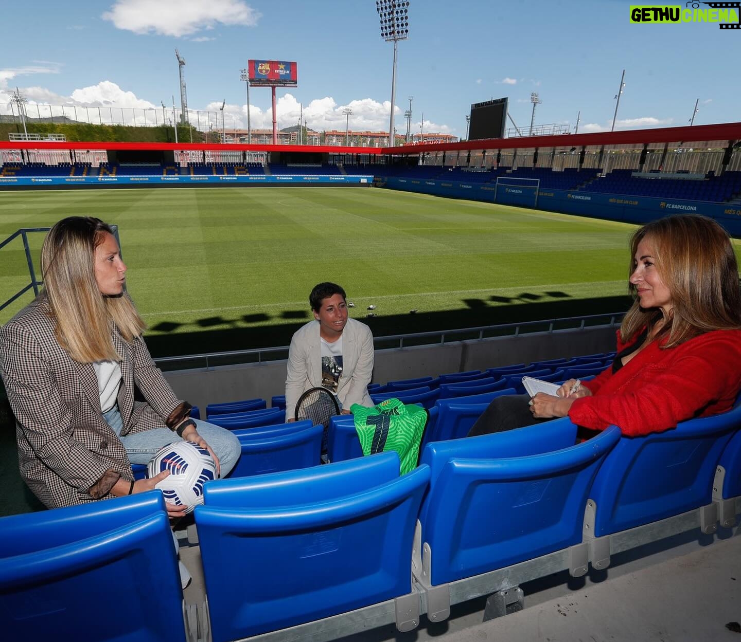 Carme Barceló - 729 Likes - De lo mejor que he conocido gracias a esta profesión. Dentro y fuera del campo. REFERENTE con mayúsculas.
Gracias por mucho, @sanpanos Te mereces todo lo bueno que te pase.
1. La esperaba un Mundial
2. En la 080 con otra referente, @gemmamengual
3. Amigas del alma
4. Entrevistas con distancia, al aire libre y bendecidas por el #JohanCruyff
5. Una de las portadas/reportajes más brutales que he parido
6. Sumando mucho con ellas (y los pelos de punta, como se puede observar)
………………………………………………………..
Otra leyenda que se va del @FCBfemeni y con la que he hecho reportajes preciosos. Junto a @claudiobravo1 protagonizó una de las portadas más memorables de Sport & Style @diariosport . Con su amiga @carlasuareznava y en plena pandemia, otra que fue emotiva y poderosa. “Que mi fuerza te acompañe”, le dijo Carla antes de aquella final de Champions. Y la ganó.
#referente #mujer #dona #woman #futbolista #barça #barçafemení #futfem
📷 @sportvalen @crisgabarro