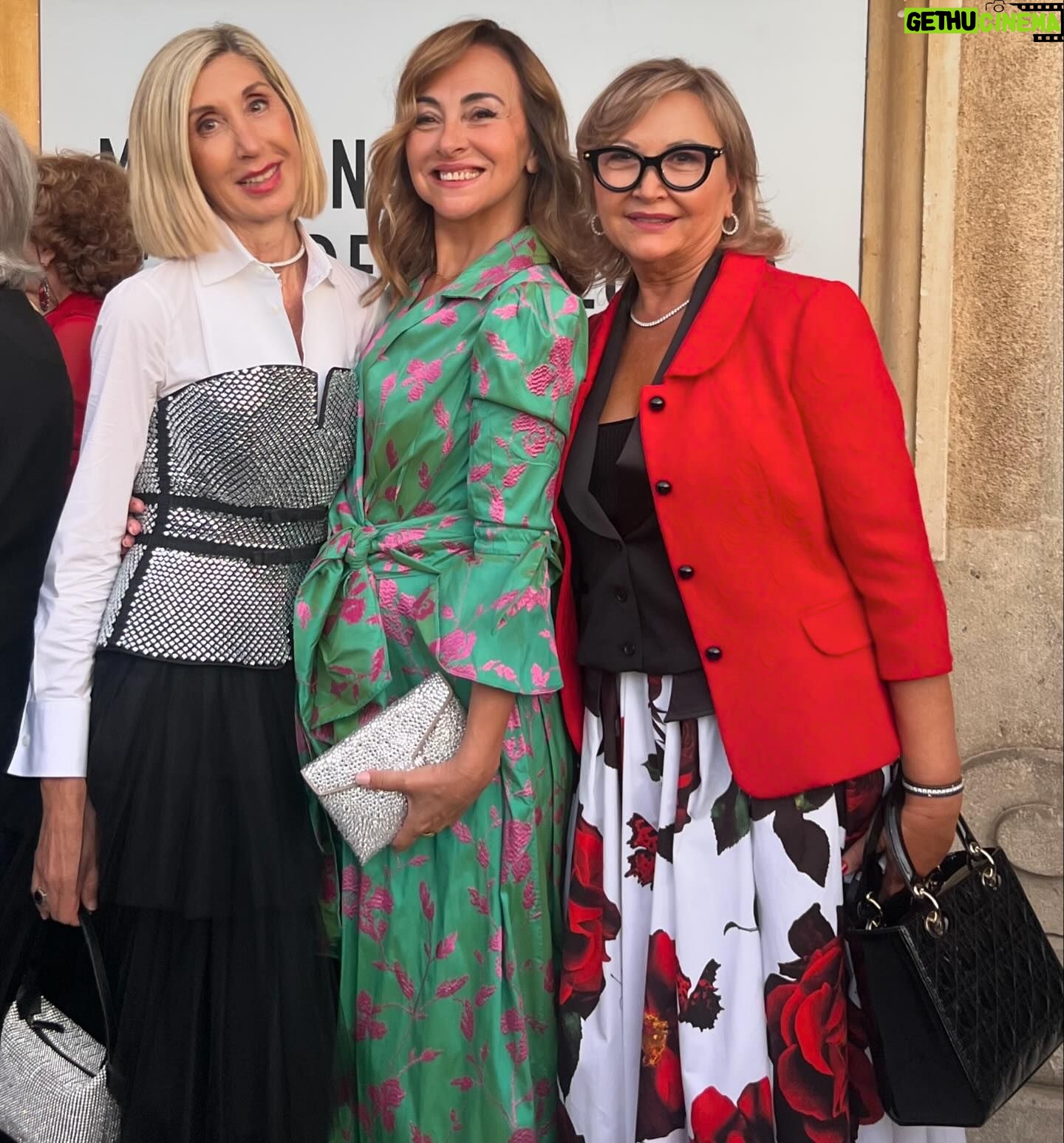 Carme Barceló - 1.3K Likes - 800 persones i més de 800.000 euros recaptats per a la investigació.
Un any més al costat de persones extraordinàries que vetllen per la salut de tots.
Sempre al vostre costat, @fundaciolluita @bonaventura_clotet @peopleinredgala @lauraduranbcn ❤️
1. Gràcies @rosa_clara per aquest look tan bonic i @backstagebcn per cuidar i mimar el meu estilisme.
2. Admiració total @bonaventura_clotet
3. Comentant la jugada amb @mterstegen1 i @joanvehils
4. Al photocall amb la @iuleneservent @bonaventura_clotet i @joanvehils @diariosport
5. La brutal actuació de @lafuradelsbaus
6. Admirant-la
7. Amb la meva @susirejano i la Caty. Família @mesoestetic
8. Persones boniques: @marc_clotet i @natasanchezmol
9. Més persones boniques @dani_clara
Fotos de @sportvalen
#peopleinred #peopleinredgala2024 #investigació #solidaritat #malaltiesinfeccioses #sida #elamigoquesefue