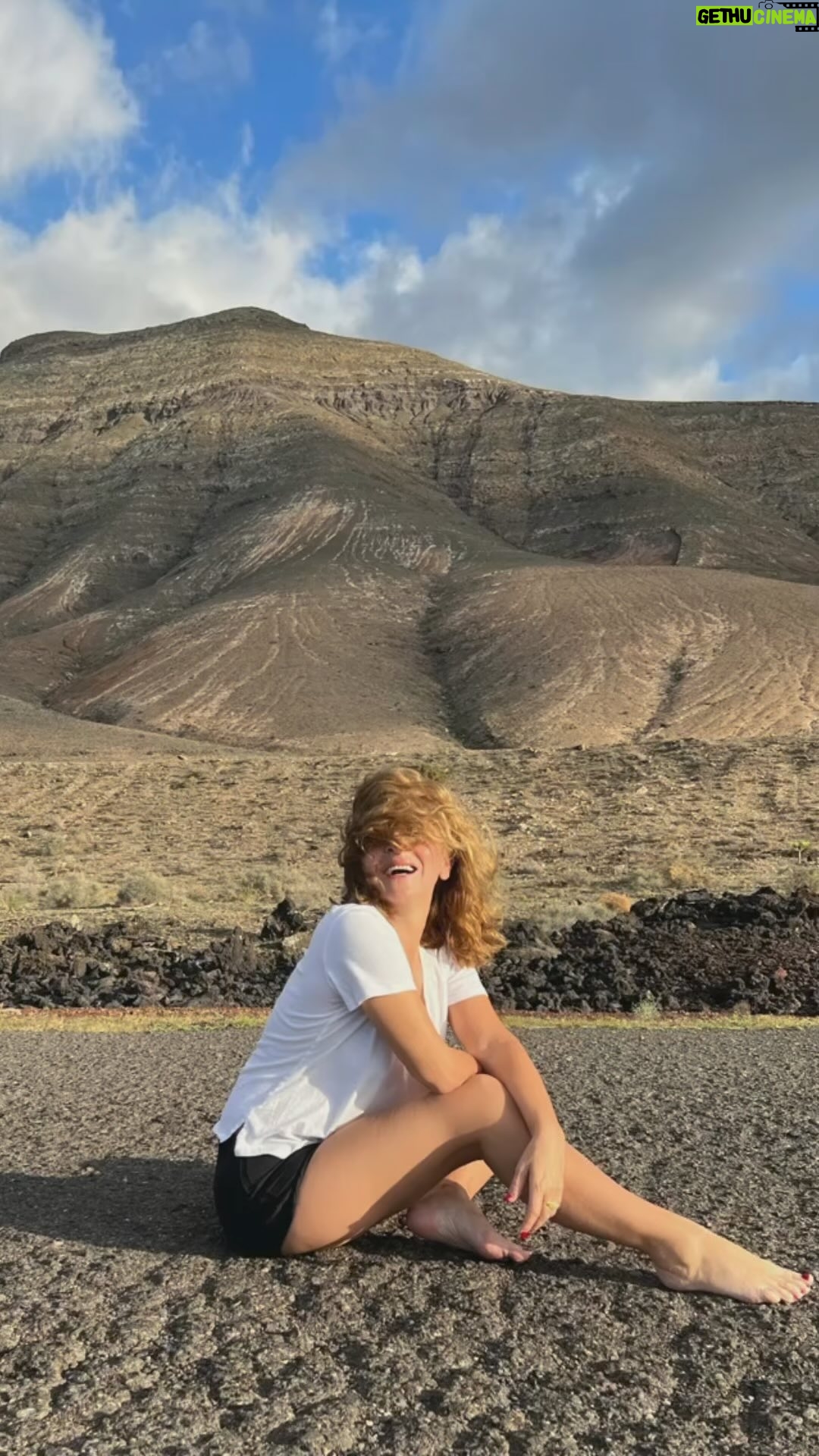 Carme Barceló - 1.5K Likes - Recuerdos (2) de 2023 en 3,2,1…
Volví a Famara como tantas otras veces.
Recordé, reviví y reescribí aquella historia tan bonita, tan secreta, tan poco convencional y tan enriquecedora.
Tu y yo. Uno y otra. Rey y reina.
#caramelos
#enero23 #Famara #Lanzarote