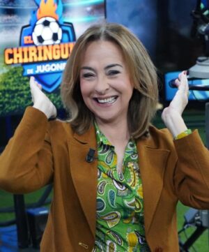 Carme Barceló Instagram - Seis días, seis trenes.
Acumulo experiencias, momentos, muchas risas, puntos y lumbalgia.
1. En la publi le gané un reto a Quim Domènech (luego perdí otro y le debo una cena de menú de 15£)
2. Selfie culé con @josep.pedrerol y @quimdomenech 
3. Selfie vintage
4. Maite’s, Elsa & me
5. El mejor tomate del mundo lo compré el sábado a las 00.30h en Madrid. Fue devorado en Barcelona 24 horas después
6. Insisto: gané a Quim en la publi
7. Escribir cada mes en @woman_es = lujo