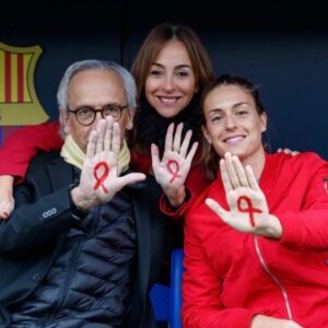 Carme Barceló Instagram - El camí segueix en blau i grana.
Quin gust i quin honor caminar al teu costat, @alexiaputellas 
1. Moments fora gespa.
2. Xerrades.
3. La teva solidaritat. Sempre.
4. L’equip que ho va canviar tot.
5. L’estrena al FIFA amb el meu fill com a testimoni d’un dia únic.
6. Brindem per tot.
📷 @crisgabarro @davidramirez_fotografia @sportvalen
#alexia #alexiaputellas