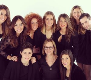 Carme Barceló Instagram - El camí segueix en blau i grana.
Quin gust i quin honor caminar al teu costat, @alexiaputellas 
1. Moments fora gespa.
2. Xerrades.
3. La teva solidaritat. Sempre.
4. L’equip que ho va canviar tot.
5. L’estrena al FIFA amb el meu fill com a testimoni d’un dia únic.
6. Brindem per tot.
📷 @crisgabarro @davidramirez_fotografia @sportvalen
#alexia #alexiaputellas