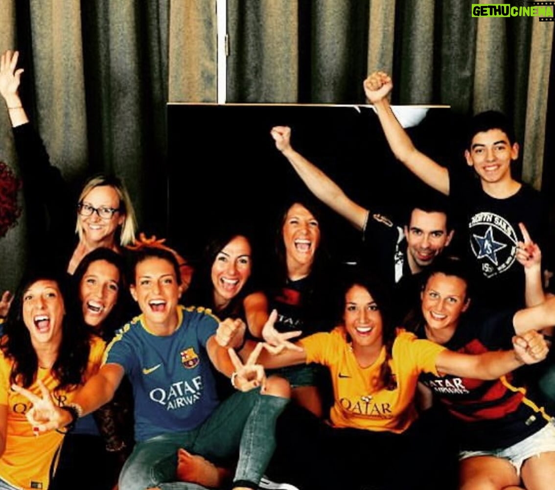 Carme Barceló - 793 Likes - El camí segueix en blau i grana.
Quin gust i quin honor caminar al teu costat, @alexiaputellas
1. Moments fora gespa.
2. Xerrades.
3. La teva solidaritat. Sempre.
4. L’equip que ho va canviar tot.
5. L’estrena al FIFA amb el meu fill com a testimoni d’un dia únic.
6. Brindem per tot.
📷 @crisgabarro @davidramirez_fotografia @sportvalen
#alexia #alexiaputellas