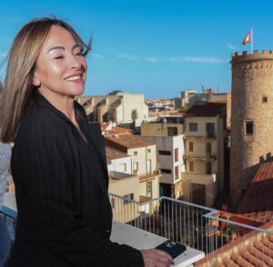 Carme Barceló Instagram - Al vent. I sempre endavant.
#tornarem 
📷 @sportvalen
🧥 @lolacasademunt