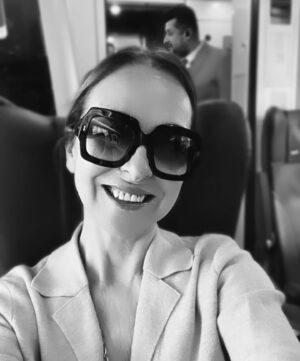 Carme Barceló Instagram - Seis días, seis trenes.
Acumulo experiencias, momentos, muchas risas, puntos y lumbalgia.
1. En la publi le gané un reto a Quim Domènech (luego perdí otro y le debo una cena de menú de 15£)
2. Selfie culé con @josep.pedrerol y @quimdomenech 
3. Selfie vintage
4. Maite’s, Elsa & me
5. El mejor tomate del mundo lo compré el sábado a las 00.30h en Madrid. Fue devorado en Barcelona 24 horas después
6. Insisto: gané a Quim en la publi
7. Escribir cada mes en @woman_es = lujo