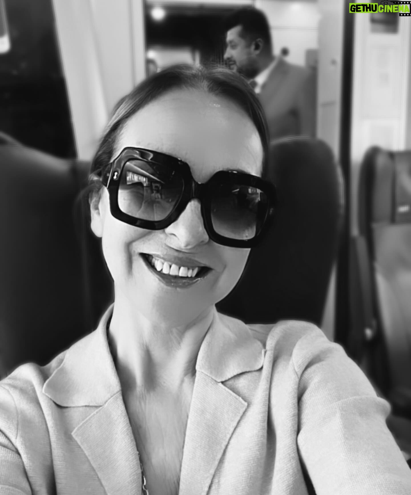Carme Barceló - 0.9K Likes - Seis días, seis trenes.
Acumulo experiencias, momentos, muchas risas, puntos y lumbalgia.
1. En la publi le gané un reto a Quim Domènech (luego perdí otro y le debo una cena de menú de 15£)
2. Selfie culé con @josep.pedrerol y @quimdomenech
3. Selfie vintage
4. Maite’s, Elsa & me
5. El mejor tomate del mundo lo compré el sábado a las 00.30h en Madrid. Fue devorado en Barcelona 24 horas después
6. Insisto: gané a Quim en la publi
7. Escribir cada mes en @woman_es = lujo