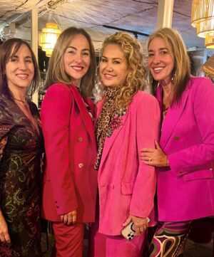 Carme Barceló Instagram - Seis días, seis trenes.
Acumulo experiencias, momentos, muchas risas, puntos y lumbalgia.
1. En la publi le gané un reto a Quim Domènech (luego perdí otro y le debo una cena de menú de 15£)
2. Selfie culé con @josep.pedrerol y @quimdomenech 
3. Selfie vintage
4. Maite’s, Elsa & me
5. El mejor tomate del mundo lo compré el sábado a las 00.30h en Madrid. Fue devorado en Barcelona 24 horas después
6. Insisto: gané a Quim en la publi
7. Escribir cada mes en @woman_es = lujo