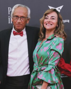 Carme Barceló Instagram - Siete días, siete noches.
1. EL VESTIDO. Gràcies, @rosaclara
2. EL DOCTOR. Admiració total, @bonaventura_clotet @peopleinredgala @fundaciolluita 
3. EL PORTERO. Valor seguro @mterstegen1 @fcbarcelona 
4. Un reencuentro, @annalewandowska 
5. Una noche preciosa de solidaridad con la/mi @fundacionquerer con mi compañero @alex.silvestresz @elchiringuitotv 
6. Desde casa y de madrugada conexión @elchiringuitotv 
7. Con mis amigas del colegio volvimos al ídem para disfrutar del espectáculo Génesis #dominiques @mariselongan @mateluco @rosaalro 
I 8. Sol i pau amb el meu gosset #Team #bulldogfrances #frenchbulldog