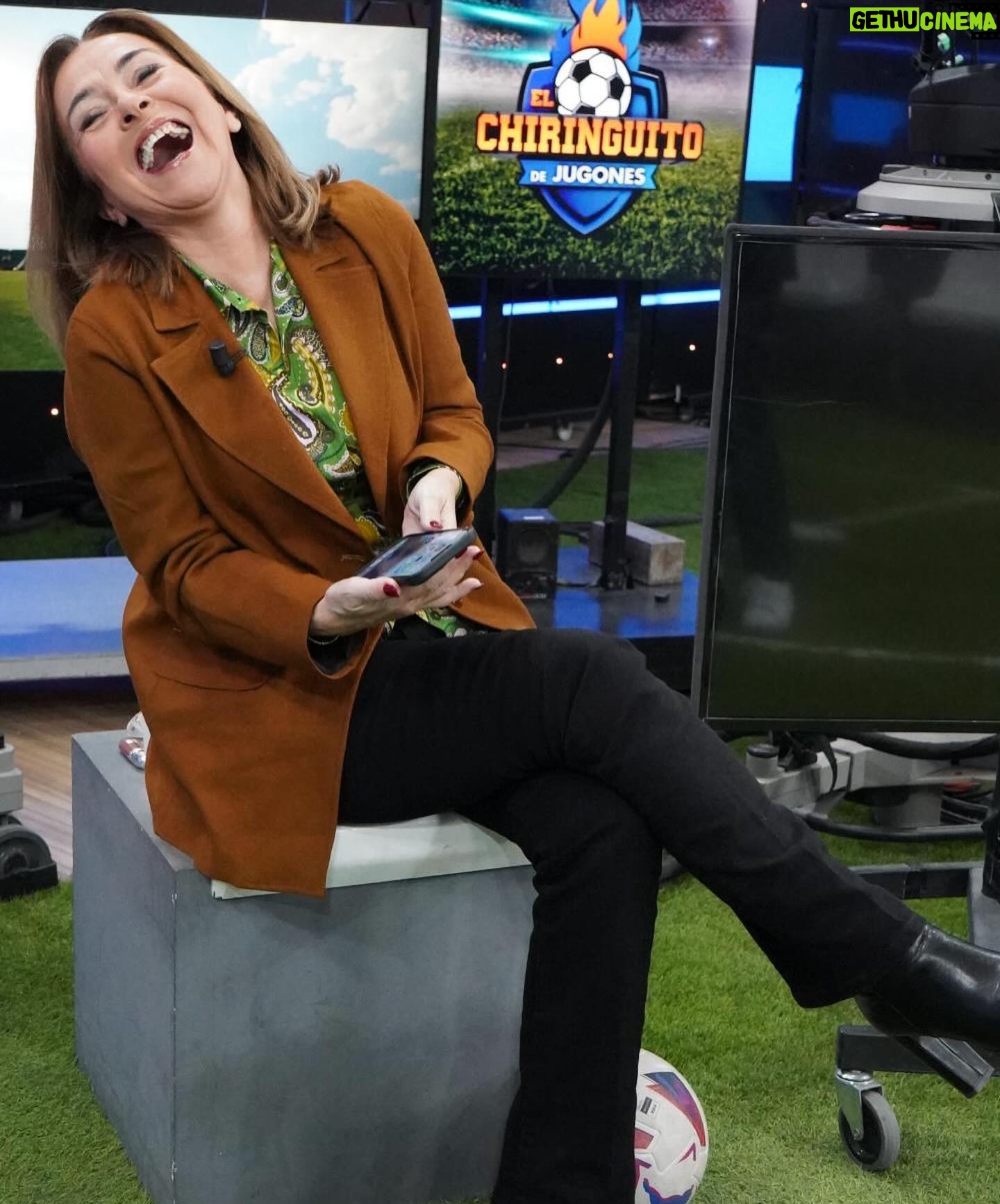 Carme Barceló - 0.9K Likes - Seis días, seis trenes.
Acumulo experiencias, momentos, muchas risas, puntos y lumbalgia.
1. En la publi le gané un reto a Quim Domènech (luego perdí otro y le debo una cena de menú de 15£)
2. Selfie culé con @josep.pedrerol y @quimdomenech
3. Selfie vintage
4. Maite’s, Elsa & me
5. El mejor tomate del mundo lo compré el sábado a las 00.30h en Madrid. Fue devorado en Barcelona 24 horas después
6. Insisto: gané a Quim en la publi
7. Escribir cada mes en @woman_es = lujo