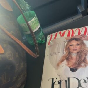 Carme Barceló Instagram - Seis días, seis trenes.
Acumulo experiencias, momentos, muchas risas, puntos y lumbalgia.
1. En la publi le gané un reto a Quim Domènech (luego perdí otro y le debo una cena de menú de 15£)
2. Selfie culé con @josep.pedrerol y @quimdomenech 
3. Selfie vintage
4. Maite’s, Elsa & me
5. El mejor tomate del mundo lo compré el sábado a las 00.30h en Madrid. Fue devorado en Barcelona 24 horas después
6. Insisto: gané a Quim en la publi
7. Escribir cada mes en @woman_es = lujo