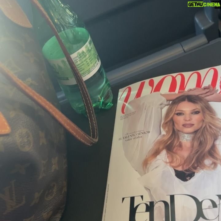 Carme Barceló - 0.9K Likes - Seis días, seis trenes.
Acumulo experiencias, momentos, muchas risas, puntos y lumbalgia.
1. En la publi le gané un reto a Quim Domènech (luego perdí otro y le debo una cena de menú de 15£)
2. Selfie culé con @josep.pedrerol y @quimdomenech
3. Selfie vintage
4. Maite’s, Elsa & me
5. El mejor tomate del mundo lo compré el sábado a las 00.30h en Madrid. Fue devorado en Barcelona 24 horas después
6. Insisto: gané a Quim en la publi
7. Escribir cada mes en @woman_es = lujo