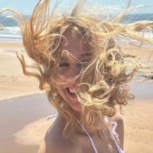 Carmen Ruiz Instagram - 1 MÊS EM LISBOA✨
MAIS UMA GARRAFA 🦀