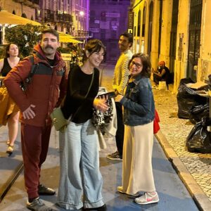 Carmen Ruiz Instagram - 1 MÊS EM LISBOA✨
MAIS UMA GARRAFA 🦀