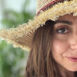Carmen Ruiz Instagram - Amor é fogo que arde sem se ver;
É ferida que dói, e não se sente;
É um contentamento descontente;
É dor que desatina sem doer.

É um não querer mais que bem querer;
É um andar solitário entre a gente;
É nunca contentar-se de contente;
É um cuidar que se ganha em se perder.

É querer estar preso por vontade;
É servir a quem vence, o vencedor;
É ter com quem nos mata, lealdade.

Mas como causar pode seu favor
Nos corações humanos amizade,
Se tão contrário a si é o mesmo Amor?

Luís de Camões