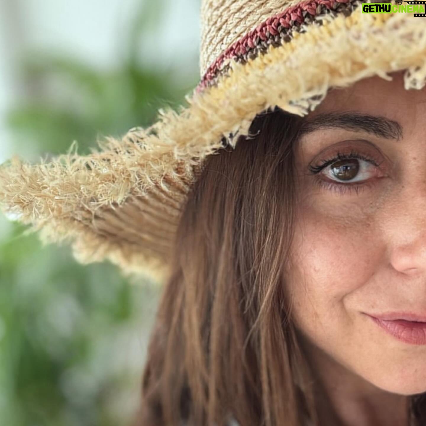 Carmen Ruiz - 3 Likes - Amor é fogo que arde sem se ver;
É ferida que dói, e não se sente;
É um contentamento descontente;
É dor que desatina sem doer.
É um não querer mais que bem querer;
É um andar solitário entre a gente;
É nunca contentar-se de contente;
É um cuidar que se ganha em se perder.
É querer estar preso por vontade;
É servir a quem vence, o vencedor;
É ter com quem nos mata, lealdade.
Mas como causar pode seu favor
Nos corações humanos amizade,
Se tão contrário a si é o mesmo Amor?
Luís de Camões