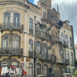 Carmen Ruiz Instagram - Amor é fogo que arde sem se ver;
É ferida que dói, e não se sente;
É um contentamento descontente;
É dor que desatina sem doer.

É um não querer mais que bem querer;
É um andar solitário entre a gente;
É nunca contentar-se de contente;
É um cuidar que se ganha em se perder.

É querer estar preso por vontade;
É servir a quem vence, o vencedor;
É ter com quem nos mata, lealdade.

Mas como causar pode seu favor
Nos corações humanos amizade,
Se tão contrário a si é o mesmo Amor?

Luís de Camões