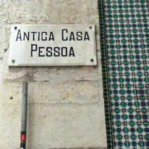 Carmen Ruiz Instagram - Amor é fogo que arde sem se ver;
É ferida que dói, e não se sente;
É um contentamento descontente;
É dor que desatina sem doer.

É um não querer mais que bem querer;
É um andar solitário entre a gente;
É nunca contentar-se de contente;
É um cuidar que se ganha em se perder.

É querer estar preso por vontade;
É servir a quem vence, o vencedor;
É ter com quem nos mata, lealdade.

Mas como causar pode seu favor
Nos corações humanos amizade,
Se tão contrário a si é o mesmo Amor?

Luís de Camões
