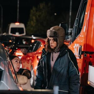 Carmen Ruiz Instagram - Llega el único atasco divertido 🚙🚗🚓🚕🏍️🛵🛻🚙🚐🚚🚗🚕🛻🚙🏍️🛵

A partir del 24 de mayo estará disponible en @primevideoes la @serieatasco con un elenco de actores con el que me siento muy afortunada y feliz de compartir cartel.
@onza.tv @rodrisopena @mayteortegas 

A disfrutar!