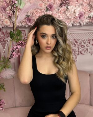 Carmen Sánchez Instagram - Un cambio de look significa nuevos comienzos, nuevas etapas, y en definitiva,renovación. Eso necesitaba yo🫢✨
.
.
.
¿Qué os parece?👀