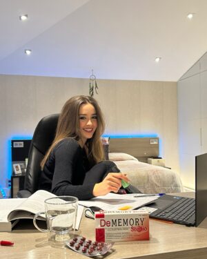 Carmen Sánchez Instagram - Hola chicos!! Vengo a contaros que estoy preparando un proyecto que me hace mucha ilusión y espero poder contaros pronto. Para esta etapa de estudio mis mejores amigas estan siendo estás capsulas de @dememory_oficial 
.
Contienen Jalea Real, Vitaminas B5 y Zinc que contribuyen al rendimiento intelectual y función cognitiva normal... Os las recomiendo! #dememory #colaboración #ad