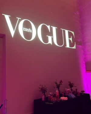 Carmen Sánchez Instagram - Anoche en @voguespain ✨ 
.
.
. 
💇‍♀️💄: @belencasado_ 
👗: @hortensiamaeso @fabracomunicacion 
👛👠: @magritshoes @fashandcom 
💍: @joys.accessories