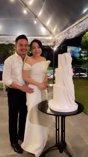 Carmen Soo Instagram - A week ago we celebrated the union of @andreakee and @davidleikc 
I love outdoor weddings. It was a lovely night filled with laughter, good food, and celebrating love. 
Here a toast to Andrea and David 🥂
Hope you both have rested and recovered 😄♥️

#davidandrealei