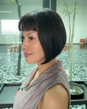 Carmen Soo Instagram - New role, new hair.
Loving this new look.
Thank you @bibychow for my hair cut 😍