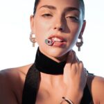 Carmen Arrufat Instagram - More from @vanidad 🌟 FOTOGRAFÍA: @guille_sola ESTILISMO: @onagoeree ENTREVISTA: @_annalarcon MAQUILLAJE: @rebecatfigueroa Asistente de fotografía: @pmartinezph ASISTENTE ESTILISMO: @nereanmn