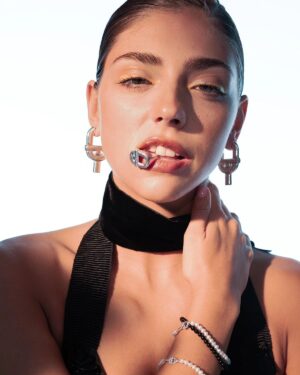 Carmen Arrufat Instagram - More from @vanidad 🌟 

FOTOGRAFÍA: @guille_sola
ESTILISMO: @onagoeree
ENTREVISTA: @_annalarcon
MAQUILLAJE: @rebecatfigueroa
Asistente de fotografía: @pmartinezph
ASISTENTE ESTILISMO: @nereanmn