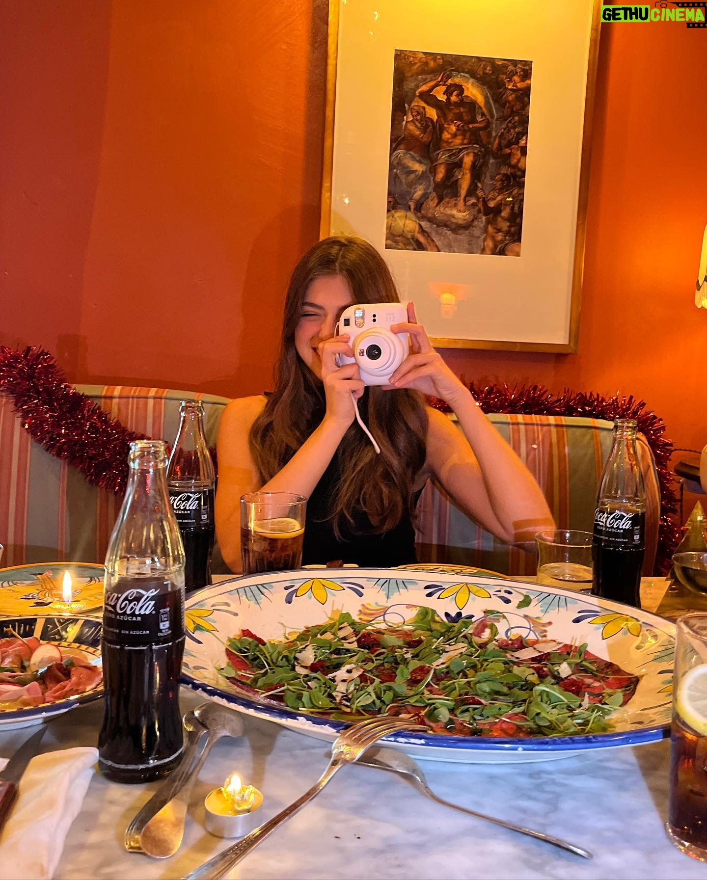 Carmen Arrufat Instagram - Tiempo de compartir en familia siempre acompañada de @cocacola_esp #cocacolanavidad #realmagic ❤️ #publi