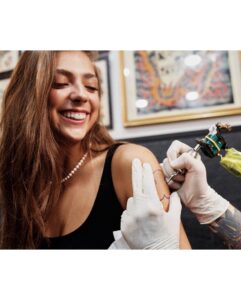 Carmen Arrufat Instagram - 😎😎🤪🤪 (No, no me he tatuado un osito en el brazo jajajajajaja) 📸. @juanmiguel_herrero MUAH @rebecatfigueroa @guerlain @mariaa.borras STYLED BY @victorblancostudio 🌟 @pjd.agency @palomajuanes @palomarodriguezjuanes @anaportillocl