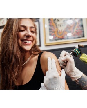 Carmen Arrufat Instagram - 😎😎🤪🤪 

(No, no me he tatuado un osito en el brazo jajajajajaja) 

📸. @juanmiguel_herrero 
MUAH @rebecatfigueroa @guerlain @mariaa.borras 
STYLED BY @victorblancostudio 
🌟 @pjd.agency @palomajuanes @palomarodriguezjuanes @anaportillocl