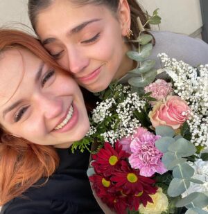 Carmen Arrufat Instagram - No sé ni qué decir … 
Que viaje tan heavy. Que suerte 
Yo juraba que no iba a llorar pero joer no he parado 
Mucho tiempo, muchas cosas vividas y muchas cosas aprendidas 
Gracias por todo , aunque gracias se me queda corto 
Os quiero familia. 
Adiós Élite , aunque esto es para siempre ❤️ 

@elitenetflix @netflixes @zetastudiosprod
