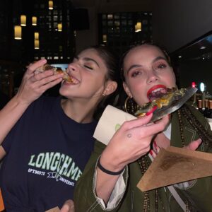 Carmen Arrufat Instagram - mangiando pizza con la mia ragazza @martinacariddi 

I miss u
