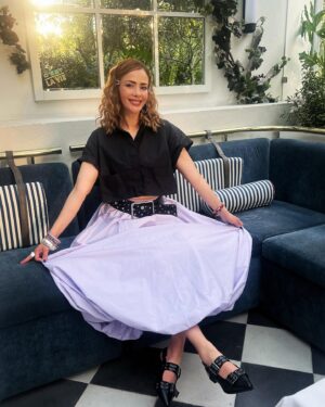 Carmen Becerra Instagram - Fin de semana de mucha gozada ⚡️🤟🏻👌🏼 
.
.
Falda y zapatillas @shein_mex @sheinofficial 
ID : 28149449 y 26628760 
#SHEINBoldlyLove #SHEINforall #loveshein #saveinstyle