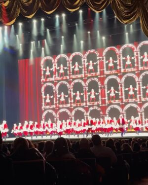 Carmen Becerra Instagram - Que mágica es la Navidad 🎄 💫
.
.
#crismastime #rockettes #newyork #fabulous