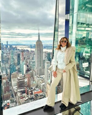 Carmen Becerra Instagram - Días de diversión en NY 

El abrigo tan chuleado es de @monjevy 😉
.
. 
#thesummitonevanderbilt #summit #newyork #invierno