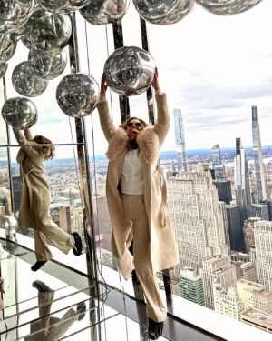 Carmen Becerra Instagram - Días de diversión en NY 

El abrigo tan chuleado es de @monjevy 😉
.
. 
#thesummitonevanderbilt #summit #newyork #invierno