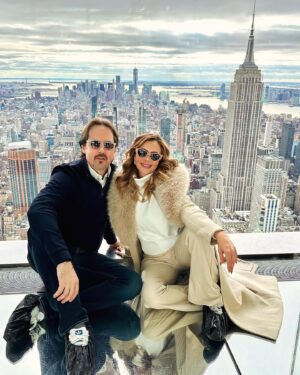 Carmen Becerra Instagram - Días de diversión en NY 

El abrigo tan chuleado es de @monjevy 😉
.
. 
#thesummitonevanderbilt #summit #newyork #invierno