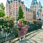 Carmen Becerra Instagram - Un viaje siempre empieza con emoción y termina con melancolía. En este bello lugar terminó nuestro viaje 🇳🇱 Amsterdam capital de los Países Bajos. Una ciudad de cuento. Situada bajo el nivel del mar, construida sobre pilotes de madera que cuenta con más 150 canales y un montón de puentes . El medio de transporte más importante es la bicicleta, literal hay más bicis que habitantes. Es muy importante mirar a la izquierda y a la derecha al cruzar las calles ya que algunos ciclistas pueden ir bastante rápido y les aseguro que no se detienen. 🙆🏼‍♀️🤦🏼‍♀️ Los coffee shops no son precisamente para tomar café 🤣 Los quesos son espectacularmente deliciosos 🧀 🤤 Me encantaría volver algún día 🤘🏻❤️